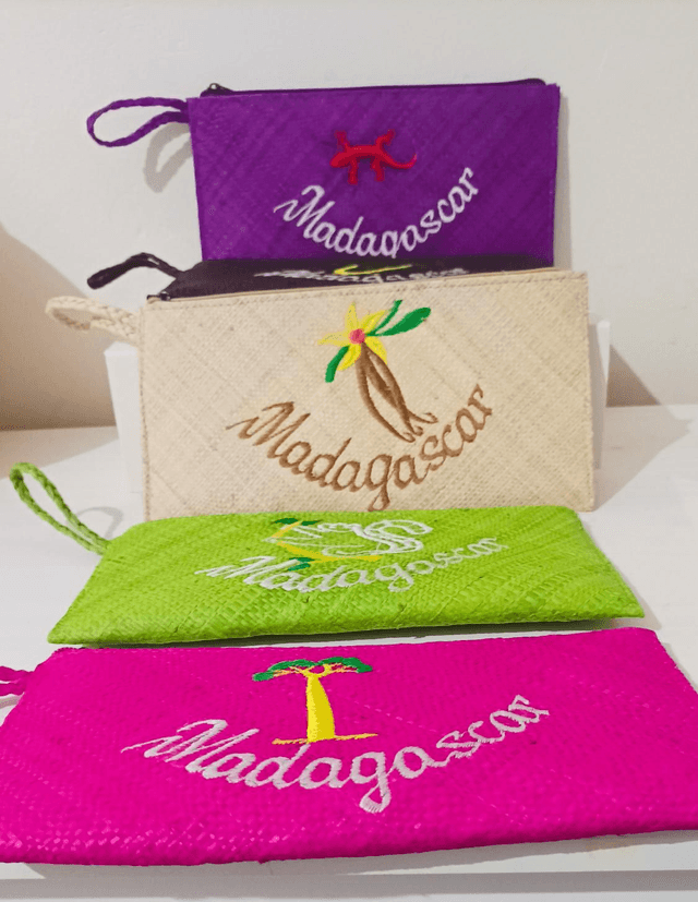 Pochette en rafia
